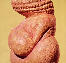 Figurilla femenina conocida como la Venus de Willendorf, vista lateral del torso, cultura gravetiense, período paleolítico superior, c.30000-18000 a.C. (detalle)
